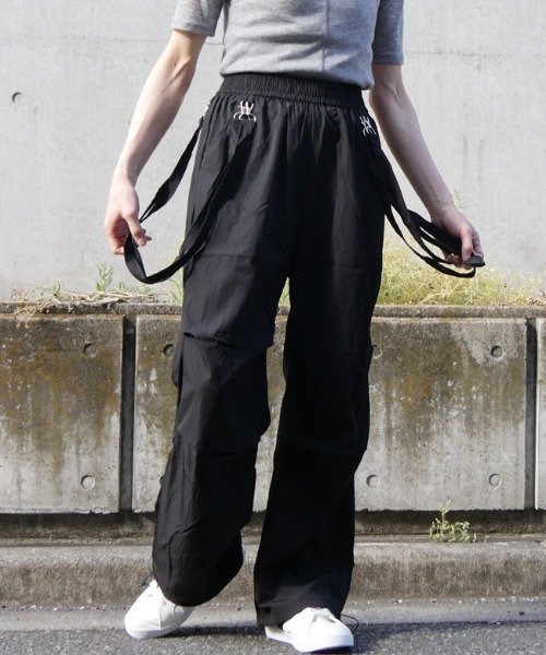DISKEEN SURE（ディスキーンシュアー）の「【シャカっと素材で清涼感】サス付き 2WAY膝タックワイドパンツ（カーゴパンツ・レディース・ピンク/カーキ/ブラック/アイボリー/チャコール・FREE）」の16枚目の写真