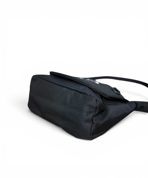 CHELSEA New York(チェルシーニューヨーク)の「KANGOL SMART MAG FLAP SD(ボディバッグ/ウエストポーチ・メンズ・チャコールグレー/ベージュ/ブラック/ブラック×ホワイト・FREE)」の6枚目の写真