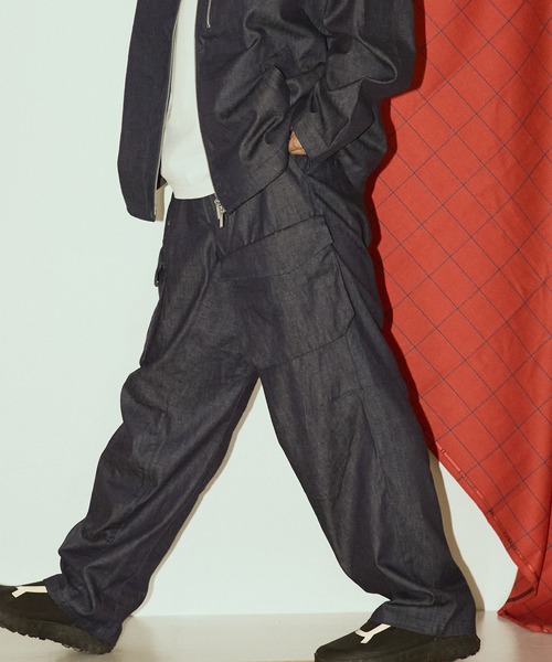 WHITE MOUNTAINEERING(ホワイトマウンテニアリング)の「『別注』White Mountaineering×EKAL BIKER PANTS(デニムパンツ・メンズ・ブルー・3/2)」の4枚目の写真