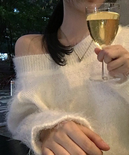 AMAJI(アマジ)の「オフショルダー ニットトップス(ニット/セーター・レディース・レッド/ブラック/ホワイト・FREE)」の5枚目の写真