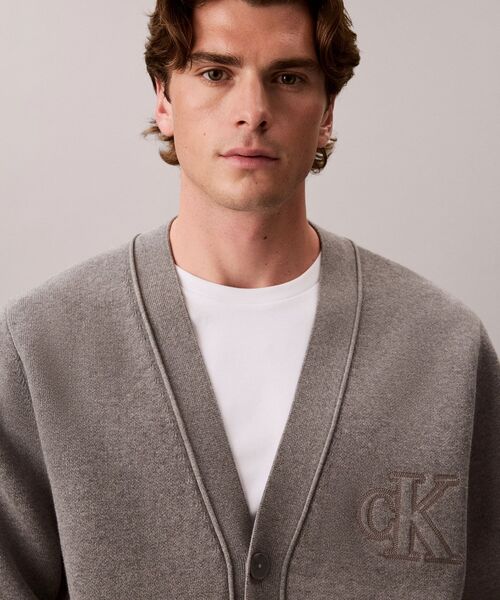 Calvin Klein(カルバン・クライン)の「ニット - バーシティカーディガンセーター(カーディガン/ボレロ・メンズ・グレー/ブラック・L/S/M)」の14枚目の写真