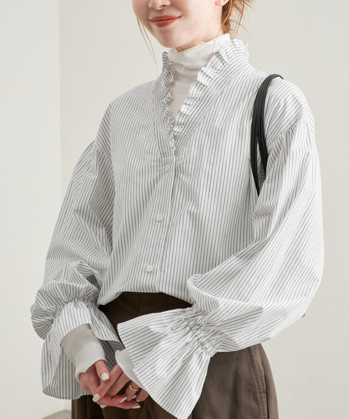 SLOBE IENA(スローブイエナ)の「《WEB限定カラーあり/》Vネックフリル ボリュームスリーブブラウス(シャツ/ブラウス・レディース・ブルー/ブラック系その他/キャメル/ホワイト系その他・FREE)」の2枚目の写真