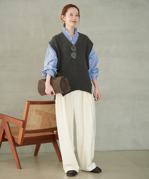 SLOBE IENA(スローブイエナ)の「《WEB限定カラーあり/》Vネックフリル ボリュームスリーブブラウス(シャツ/ブラウス・レディース・ブルー/ブラック系その他/キャメル/ホワイト系その他・FREE)」の17枚目の写真