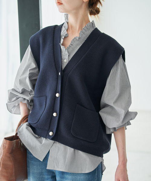 SLOBE IENA(スローブイエナ)の「《WEB限定カラーあり/》Vネックフリル ボリュームスリーブブラウス(シャツ/ブラウス・レディース・ブルー/ブラック系その他/キャメル/ホワイト系その他・FREE)」の21枚目の写真