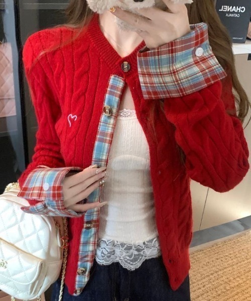 AVYL（アヴィル）の「チェック切替ケーブルニットカーディガン（カーディガン/ボレロ・レディース・ネイビー/レッド・M）」の2枚目の写真