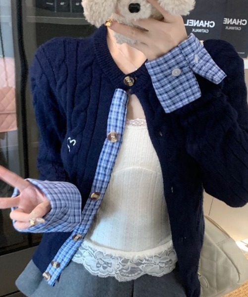 AVYL（アヴィル）の「チェック切替ケーブルニットカーディガン（カーディガン/ボレロ・レディース・ネイビー/レッド・M）」の4枚目の写真