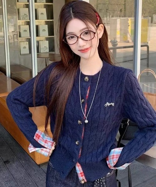 AVYL（アヴィル）の「チェック切替ケーブルニットカーディガン（カーディガン/ボレロ・レディース・ネイビー/レッド・M）」の5枚目の写真