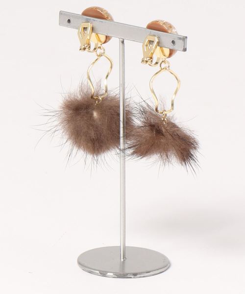 natural couture（ナチュラルクチュール）の「ゆらゆらゴールド×ファーイヤリング（イヤリング・レディース・ブラウン/ピンク/アイボリー・FREE）」の4枚目の写真