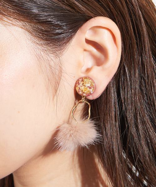 natural couture（ナチュラルクチュール）の「ゆらゆらゴールド×ファーイヤリング（イヤリング・レディース・ブラウン/ピンク/アイボリー・FREE）」の3枚目の写真