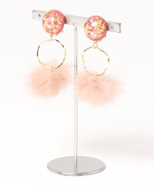 natural couture（ナチュラルクチュール）の「ゆらゆらゴールド×ファーイヤリング（イヤリング・レディース・ブラウン/ピンク/アイボリー・FREE）」の5枚目の写真