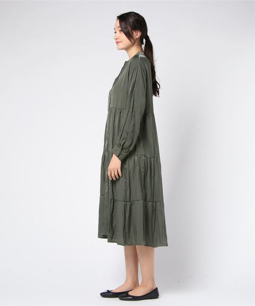 Pierrot（ピエロ）の「ティアードノーカラー シャツワンピース（ワンピース・レディース・ライトベージュ/カーキ/ネイビー・M）」の4枚目の写真