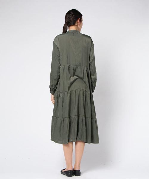 Pierrot（ピエロ）の「ティアードノーカラー シャツワンピース（ワンピース・レディース・ライトベージュ/カーキ/ネイビー・M）」の5枚目の写真