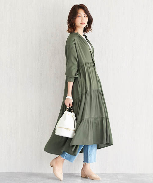 Pierrot（ピエロ）の「ティアードノーカラー シャツワンピース（ワンピース・レディース・ライトベージュ/カーキ/ネイビー・M）」の3枚目の写真
