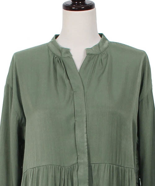 Pierrot（ピエロ）の「ティアードノーカラー シャツワンピース（ワンピース・レディース・ライトベージュ/カーキ/ネイビー・M）」の10枚目の写真