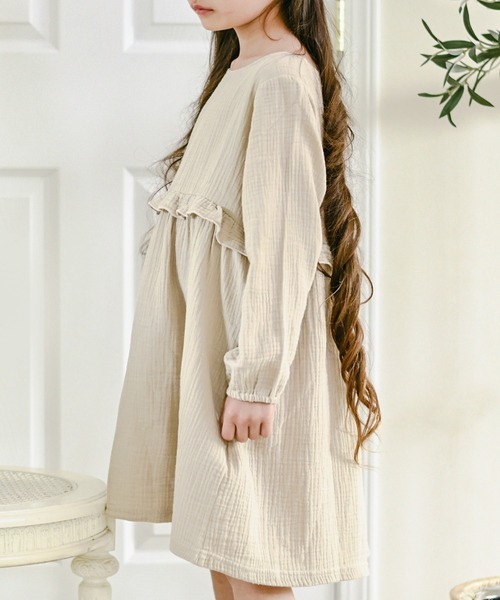 Catherine Cottage（キャサリンコテージ）の「ダブルガーゼフリルワンピース　長袖（ワンピース・キッズ・ブラック/ネイビー/ブラウン/サンドベージュ/ミント/クリーム/モカ/スモークピンク/ローズ/コーラル・150/100/110/120/130/140）」の4枚目の写真