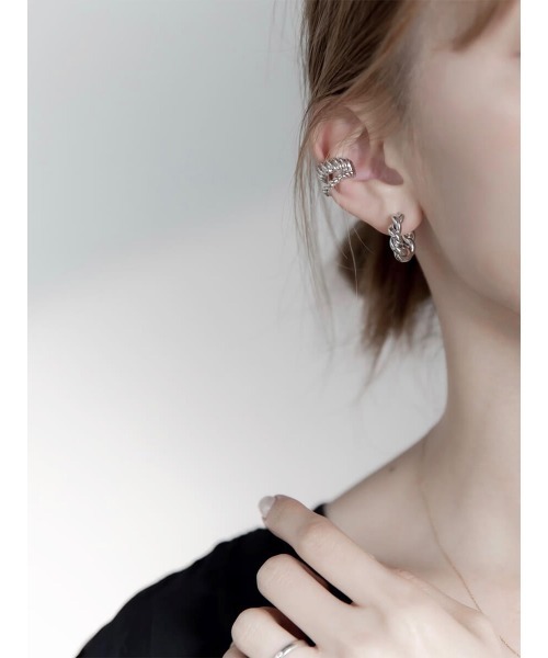 amel（エイメル）の「ツイストフープピアス（ピアス（両耳用）・レディース・シルバー/ゴールド・FREE）」の6枚目の写真