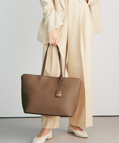TREASURE TOPKAPI(トレジャートプカピ)の「【TREASURE TOPKAPI/トプカピ トレジャー】フロントステッチ レザー レディース A4トートバッグ(トートバッグ・レディース・クリーム/ブラック/グレイッシュベージュ/ベージュ/ブラウン・FREE)」の2枚目の写真