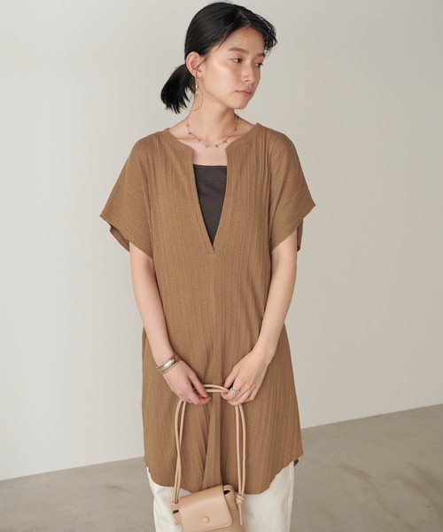 forksy.(フォルクシー)の「【forksy.】変形リブ深VネックフレンチスリーブTシャツ(Tシャツ/カットソー・レディース・チャコールグレー/ブラウン/アイボリー/ライトベージュ・FREE)」の3枚目の写真