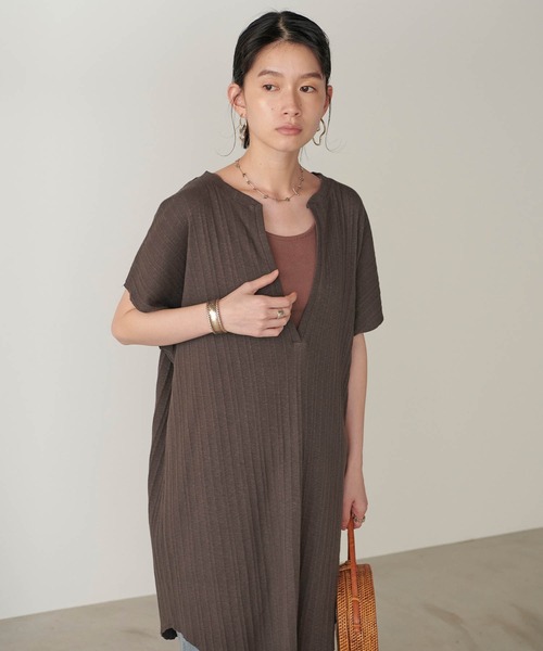 forksy.(フォルクシー)の「【forksy.】変形リブ深VネックフレンチスリーブTシャツ(Tシャツ/カットソー・レディース・チャコールグレー/ブラウン/アイボリー/ライトベージュ・FREE)」の2枚目の写真