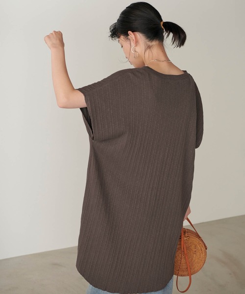 forksy.(フォルクシー)の「【forksy.】変形リブ深VネックフレンチスリーブTシャツ(Tシャツ/カットソー・レディース・チャコールグレー/ブラウン/アイボリー/ライトベージュ・FREE)」の16枚目の写真