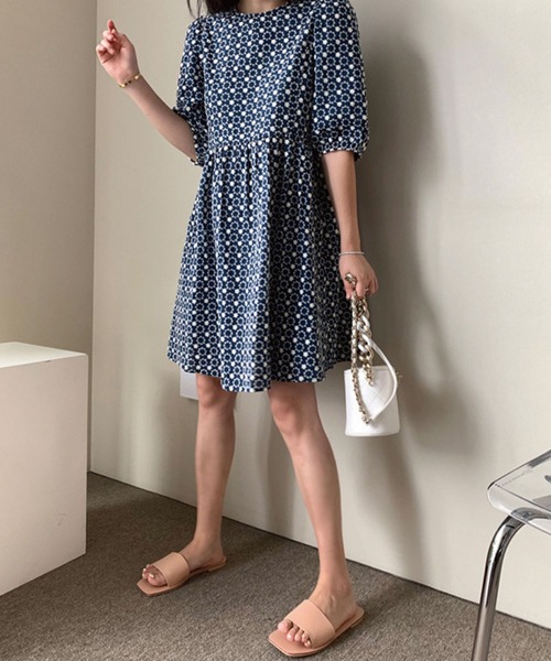 meJane(ミージェーン)の「コットン花柄刺繍レースボリュームスリーブワンピース【ZOZOTOWN限定】(ワンピース・レディース・ネイビー・FREE)」の3枚目の写真