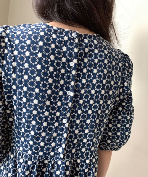 meJane(ミージェーン)の「コットン花柄刺繍レースボリュームスリーブワンピース【ZOZOTOWN限定】(ワンピース・レディース・ネイビー・FREE)」の5枚目の写真