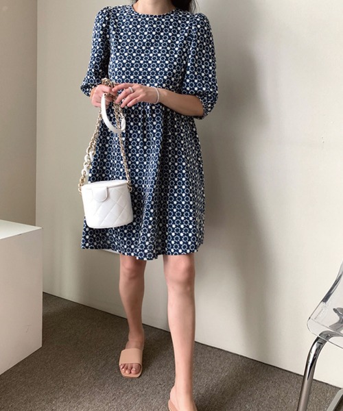 meJane(ミージェーン)の「コットン花柄刺繍レースボリュームスリーブワンピース【ZOZOTOWN限定】(ワンピース・レディース・ネイビー・FREE)」の4枚目の写真