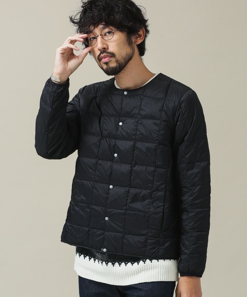 TAION（タイオン）の「《WEB限定》TAION/クルーネックボタンダウンジャケット（ダウンジャケット/コート・メンズ・ブラック/チャコール/ネイビー/カーキ/オフホワイト/サンドベージュ・L/M/S）」の2枚目の写真