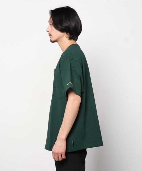 DC(ディーシー)の「DC/ディーシー ワイドフィット ワンポイント刺繍 ポケットTシャツ DST221021(Tシャツ/カットソー・メンズ・ブラック/グリーン/ホワイト・L/M/XL/2XL)」の4枚目の写真