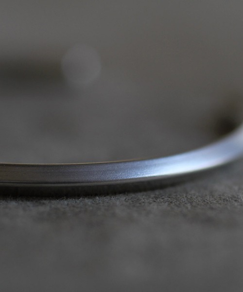 rehacer（レアセル）の「rehacer × ANIKULAPO bangle -edge- / アニクラポ バングル -エッジ-（バングル/リストバンド・メンズ・シルバー・FREE）」の5枚目の写真