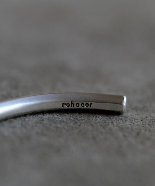 rehacer（レアセル）の「rehacer × ANIKULAPO bangle -edge- / アニクラポ バングル -エッジ-（バングル/リストバンド・メンズ・シルバー・FREE）」の6枚目の写真
