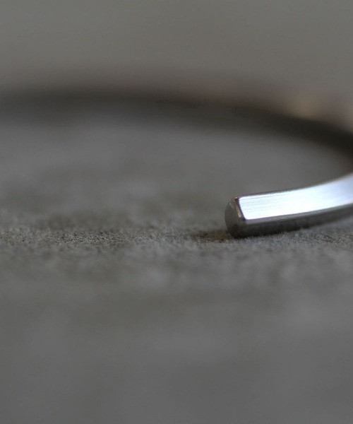 rehacer（レアセル）の「rehacer × ANIKULAPO bangle -edge- / アニクラポ バングル -エッジ-（バングル/リストバンド・メンズ・シルバー・FREE）」の8枚目の写真