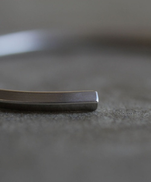 rehacer（レアセル）の「rehacer × ANIKULAPO bangle -edge- / アニクラポ バングル -エッジ-（バングル/リストバンド・メンズ・シルバー・FREE）」の7枚目の写真