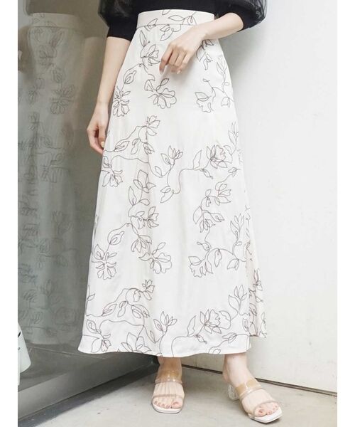 MERCURYDUO（マーキュリーデュオ）の「シャンブレーフラワーエンブロイダリースカート（スカート・レディース・ブルー/アイボリー・SMALL/MEDIUM）」の2枚目の写真