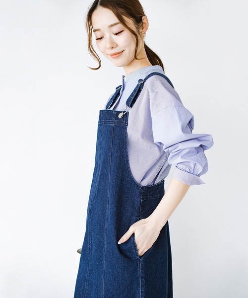 haco!(ハコ)の「素材とシルエットで照れずに着られるかわいげ追求!時短しつつも素敵コーデが完成する 楽ちんストレッチデニムのジャンパースカート by who made me(ジャンパースカート・レディース・インディゴブルー・SMALL/MEDIUM/LARGE/X-LARGE)」の4枚目の写真