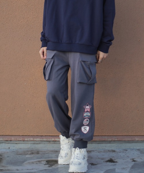 HOOK(フック)の「HOOK -original- アメカジワッペンプリントビッグポケットカーゴパンツ(カーゴパンツ・メンズ・ブラック/ベージュ/ダークグレー・M/L/XL)」の3枚目の写真
