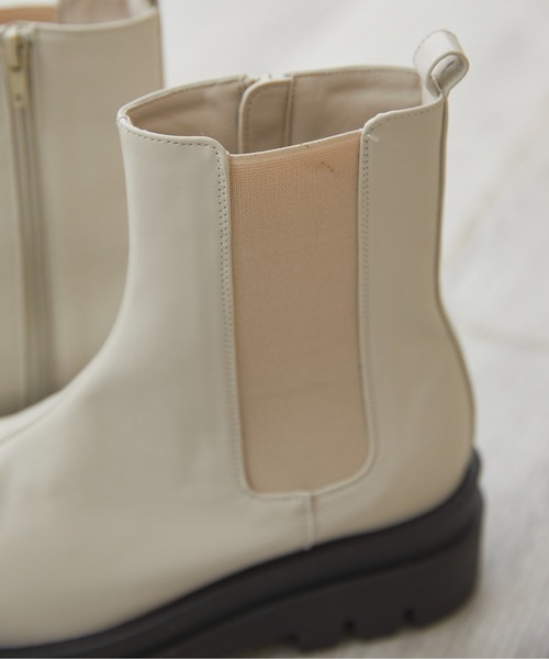 ANGIE（アンジー）の「厚底サイドゴアショートブーツ（ブーツ・レディース・ブラック/アイボリー・MEDIUM/LARGE/X-LARGE）」の7枚目の写真