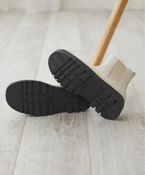 ANGIE（アンジー）の「厚底サイドゴアショートブーツ（ブーツ・レディース・ブラック/アイボリー・MEDIUM/LARGE/X-LARGE）」の4枚目の写真