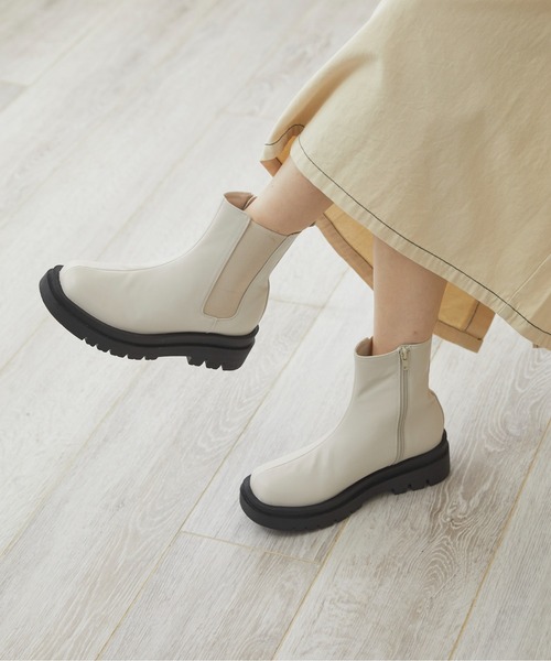 ANGIE（アンジー）の「厚底サイドゴアショートブーツ（ブーツ・レディース・ブラック/アイボリー・MEDIUM/LARGE/X-LARGE）」の3枚目の写真