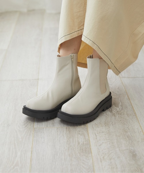 ANGIE（アンジー）の「厚底サイドゴアショートブーツ（ブーツ・レディース・ブラック/アイボリー・MEDIUM/LARGE/X-LARGE）」の5枚目の写真