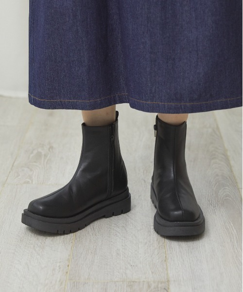 ANGIE（アンジー）の「厚底サイドゴアショートブーツ（ブーツ・レディース・ブラック/アイボリー・MEDIUM/LARGE/X-LARGE）」の8枚目の写真