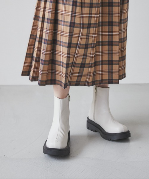 ANGIE（アンジー）の「厚底サイドゴアショートブーツ（ブーツ・レディース・ブラック/アイボリー・MEDIUM/LARGE/X-LARGE）」の13枚目の写真