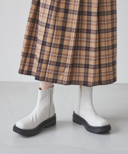 ANGIE（アンジー）の「厚底サイドゴアショートブーツ（ブーツ・レディース・ブラック/アイボリー・MEDIUM/LARGE/X-LARGE）」の12枚目の写真