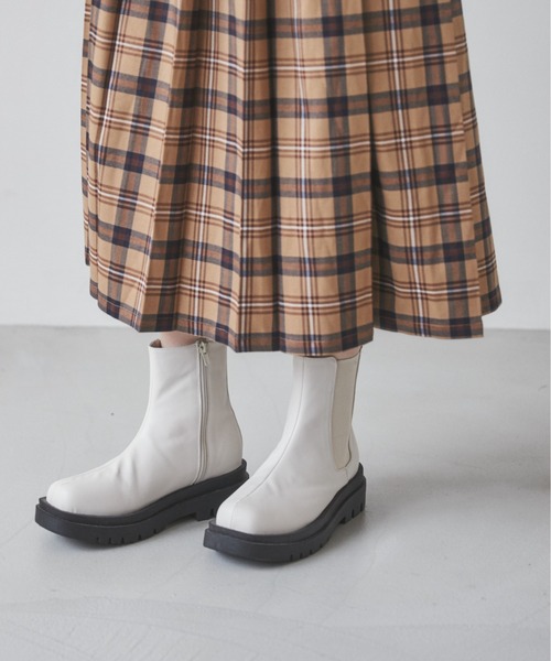 ANGIE（アンジー）の「厚底サイドゴアショートブーツ（ブーツ・レディース・ブラック/アイボリー・MEDIUM/LARGE/X-LARGE）」の11枚目の写真