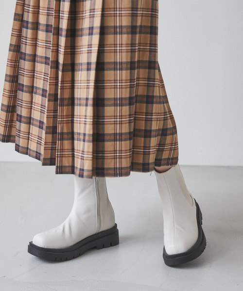 ANGIE（アンジー）の「厚底サイドゴアショートブーツ（ブーツ・レディース・ブラック/アイボリー・MEDIUM/LARGE/X-LARGE）」の14枚目の写真