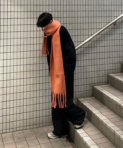 Chikashitsu +（チカシツプラス）の「【Chikashitsu + / チカシツプラス】volume color muffler / マフラー スヌード 秋服 冬服 ネックウォーマー マフラー 黒 マフラー 白 マフラー 茶色 マフラー ブラウン マフラー ネイビー マフラー 青 マフラー ピンク（マフラー・メンズ・ブルー/アイボリー/ミント/ピンク/ブラウン/ブラック・ONE SIZE）」の6枚目の写真