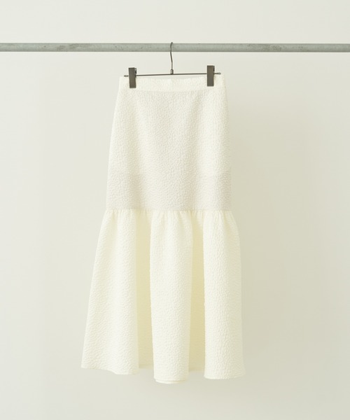 earth music&ecology(アースミュージックアンドエコロジー)の「リップルフラワー 切替ボリュームスカート(スカート・レディース・ブラック/アイボリー・FREE)」の3枚目の写真