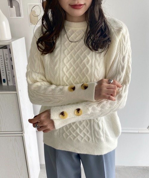 thank U more(サンキューモア)の「ケーブル編み ラウンドネック ニット プルオーバー 袖ボタン付き(ニット/セーター・レディース・ベージュ/グレー/ホワイト・FREE)」の4枚目の写真