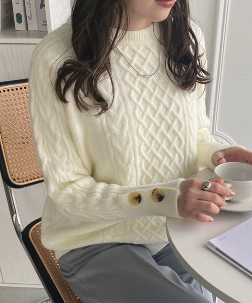 thank U more(サンキューモア)の「ケーブル編み ラウンドネック ニット プルオーバー 袖ボタン付き(ニット/セーター・レディース・ベージュ/グレー/ホワイト・FREE)」の5枚目の写真