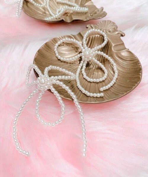 lilLilly（リルリリー）の「リボンパールピアス（ピアス（両耳用）・レディース・ホワイト・FREE）」の2枚目の写真